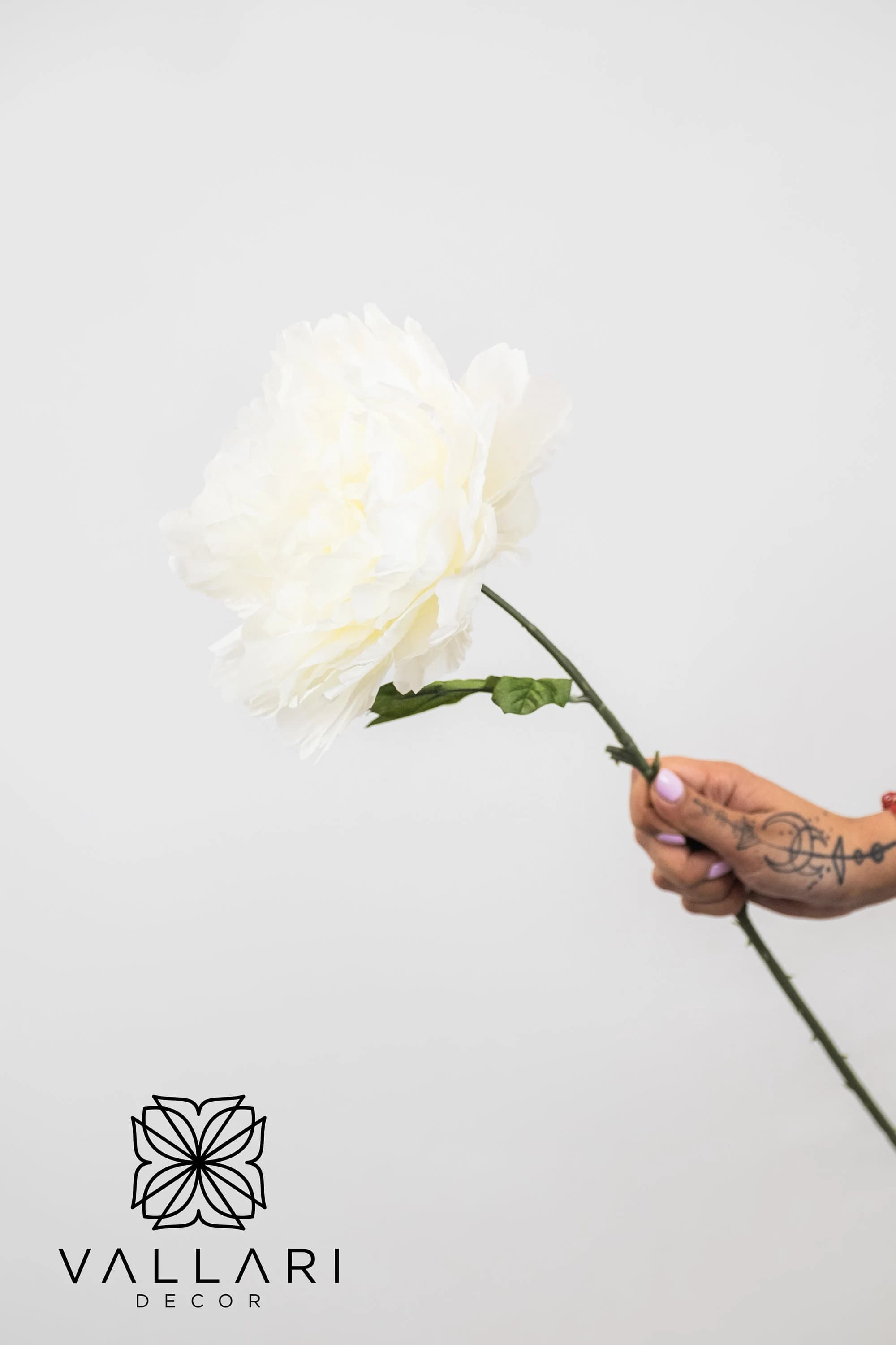32" WHITE MUM STEM/ Floral Spray/Florals/ Wedding Roses/ White/Greenery Bushel/ Outdoor Wedding Greenery/Centerpiece Decor/Faux Flowers/